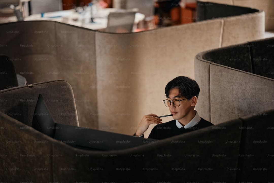 盯着拾荒老人不放，是怜悯？还是想遮羞？
